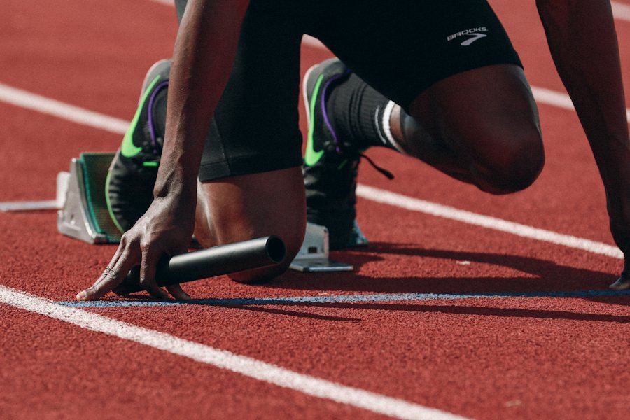 Atleta na largada em pista de atletismo