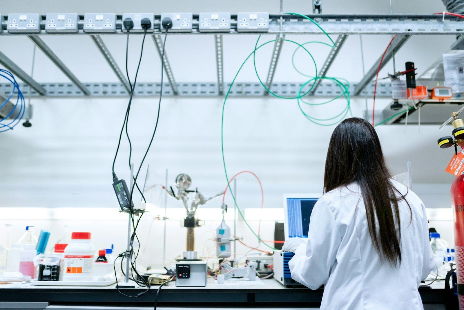 Cientista trabalhando em bancada de laboratório